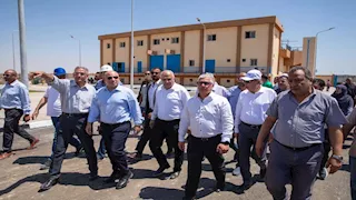 رئيس المنطقة الاقتصادية بغرب القنطرة يتفقد مشروعات البنية التحتية - صور