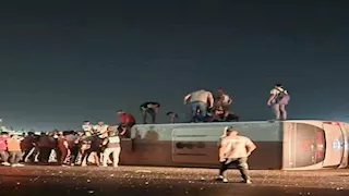 كانوا رايحين الشغل.. إصابة 10 عمال في حادث انقلاب أتوبيس على طريق السخنة- صور