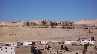 منازل تبرد صيفًا ومسجد من القرن الأول الهجري.. قرية القصر بالوادي الجديد تحفة معمارية حية 