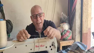 مسيرة نصف قرن.. ترزي الفيوم يروي حكايته مع مهنة تندثر (صور)