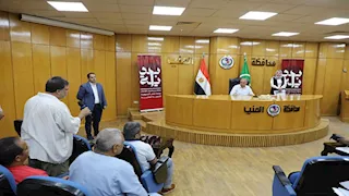 كراسي متحركة وإعانات عاجلة خلال لقاء محافظ المنيا بالمواطنين