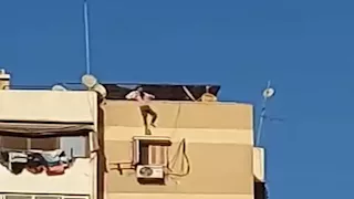 إنقاذ طفلة قبل سقوطها من أعلى برج سكني في بورسعيد (فيديو وصور)