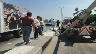 رفع آثار تسرب زيت بطريق الزنكلون بعد انقلاب سيارة نقل بالشرقية - صور