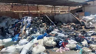 ننشر الصور الأولى لآثار حريق مخزن بالمنطقة الصناعية في الإسماعيلية