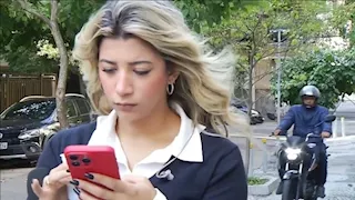 سرقة على الهواء مباشرة.. رد فعل غير متوقع من المراسلة "فيديو"