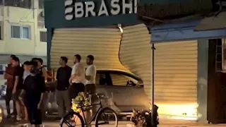 سيارة تقتحم محل موبايلات في الإسماعيلية.. حادث يثير الذعر في محيط الاستاد