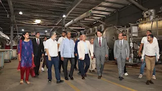 محافظ الإسماعيلية يبحث مع السفير الهندي سبل زيادة الاستثمار بالمنطقة الحرة -صور