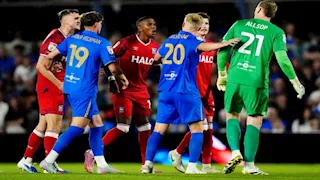 إصابة مشجع خلال اشتباك بين 16 لاعبا.. ما القصة؟