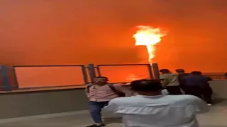 مشهد مرعب لألسنة النيران.. حريق هائل يلتهم عددا من المحال التجارية بالمؤسسة (صور)