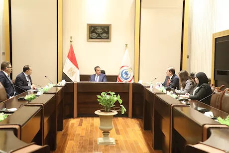 وزير الصحة يبحث مع "بايوجينرك فارما" توطين صناعة الأدوية الحيوية