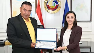 مستني لقب دكتور.. قصة كفاح ملهمة لـ "محمد" عامل النظافة بالبحيرة (صور)