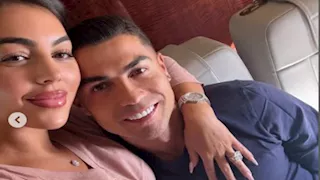 "لا يتوقف عن العمل".. رونالدو يخطف الأنظار مع جورجينا بصورتين على الطائرة