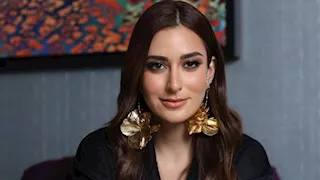 أمينة خليل بإطلالة أنيقة بالأسود في تكريمها بمهرجان ميدفيست مصر- سر اللوك