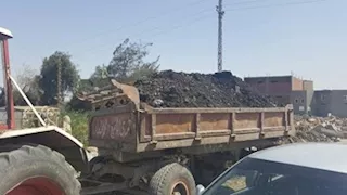 "مسكوه متلبسًا".. ضبط جرار زراعي يلقي المخلفات عشوائيًا في منوف