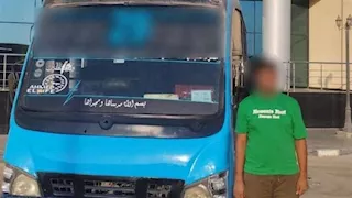 فضيحة على الطريق.. سائق يتعاطى المخدرات أثناء القيادة