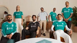 من هن الفتيات اللواتي ظهرن مع صلاح في إعلان قميص ليفربول الثالث؟