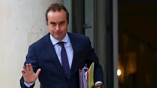 رئيس الوزراء الفرنسي الجديد يتولى منصبه وسط احتجاجات مناهضة للحكومة