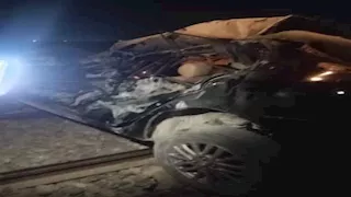 "العربية بقت خردة".. قطار السويس يصطدم بسيارة ملاكي على المزلقان (صور)