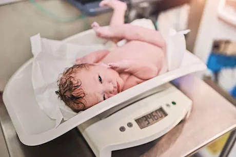 لماذا ينخفض وزن بعض الأجنة عند الولادة؟