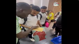 20 صورة ترصد هدية مفاجئة لمحمد صلاح من مشجع لبوركينا فاسو