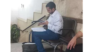 رغم الفقد.. "عبد الرحمن" يواصل خدمة زملائه في عزاء والدته