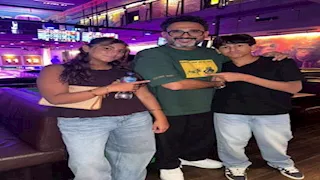 "انتوا أحلى هدية في الدنيا".. أكرم حسني ينشر صورًا تجمعه بأبنائه 