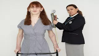 20 صورة عن أطول امرأة في العالم.. تصل إلى السقف