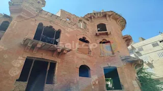 من سكن الخواجة والإسكندر إلى مأوى للكلاب.. حكاية القصر الأحمر في المنصورة