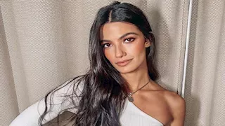 "فستان قصير".. تارا عماد تخطف الأنظار بجلسة تصوير جريئة في باريس