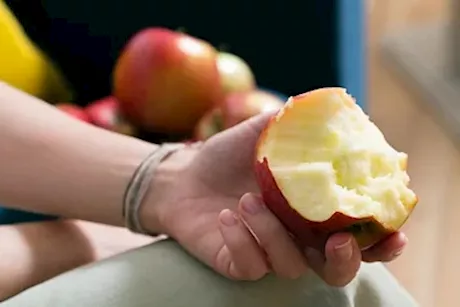 ماذا يحدث لجسمك عند تناول تفاحة يوميًا؟