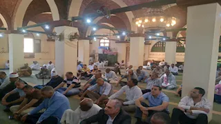 محافظ أسوان في صلاة الجمعة: القيم والأخلاق أساس تنشئة الشباب