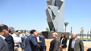 صور.. "مدبولي" يتفقد تطوير محيط المتحف الكبير والتمثال الجديد
