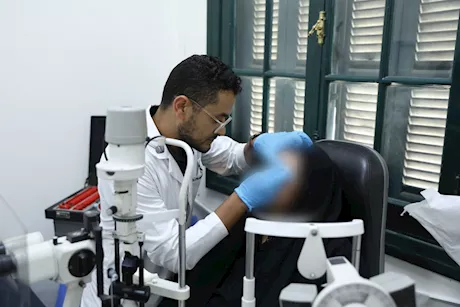 وزير الصحة يتواصل مع ضحايا الإهمال بمستشفى التأمين الصحي بالدقي تلفوانيا 