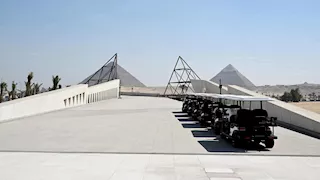 ننشر أحدث صور للممشى السياحي بين الأهرامات والمتحف المصري الكبير 