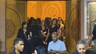 يسرا ووفاء عامر.. توافد نجوم الفن على عزاء الراحل عمرو ستين