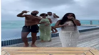 "سافر المالديف مع منة عرفة واتهم بالمراهنات".. 11 صورة أثارت الجدل لأحمد محسن خارج الملعب