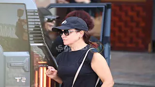 25 صورة لنجوم الفن في جنازة أرملة سيد مكاوي