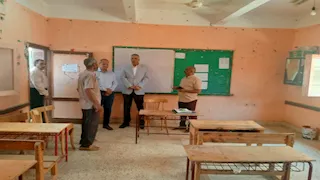 بالصور- محافظ أسوان يتأكد من جاهزية مدارس دراو لبدء العام الدراسي
