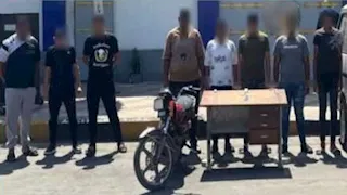 بالسكاكين والعتلات.. مشاجرة بالأسلحة البيضاء بموقف سيارات الأجرة في بورسعيد | فيديو