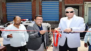 بالصور- بتخفيضات تصل إلى 40%.. محافظ أسوان يفتتح "أهلًا مدارس" بدراو