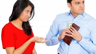 كيفية التعامل مع الزوج البخيل؟.. واعظة بالأزهر تجيب   