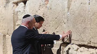 وزير الخارجية الأمريكي ونتنياهو يزوران "حائط المبكى" (فيديو-صور)