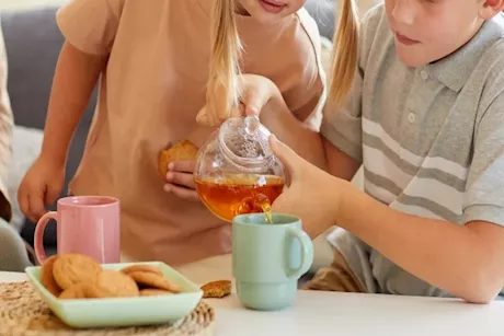 ماذا يحدث لطفلك عند شرب الشاي بانتظام؟