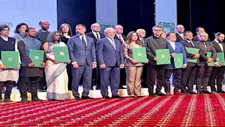 محافظ الأقصر يتسلم جائزة الآغا خان العالمية للعمارة 2025 (صور)