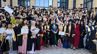 صور.. حفلة تخريج دفعة بكالوريوس 2025 الدراسات العليا تجارة القاهرة بالشيخ زايد 