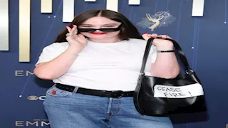  ممثلة أمريكية تُطالب بوقف إطلاق النار على ريد كاربت حفل الإيمي 2025- صور