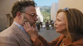 الممثل الأمريكي سيث روجن يفوز بأفضل ممثل في حفل توزيع جوائز الإيمي 2025- صور