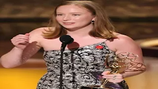 "حرروا فلسطين".. ممثلة أمريكية تٌثير الجدل بعد فوزها بجائزة الإيمي 2025- صور