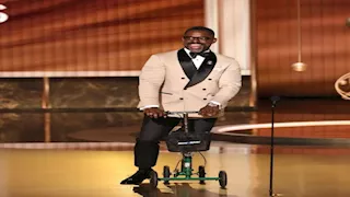 ممثل أمريكي يدخل حفل توزيع جوائز إيمي 2025 على سكوتر.. ما السبب؟