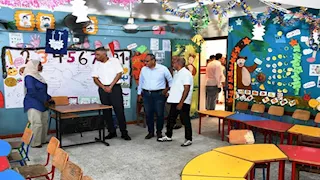 بالصور.. محافظ أسوان يتفقد مدارس فى كوم أمبو